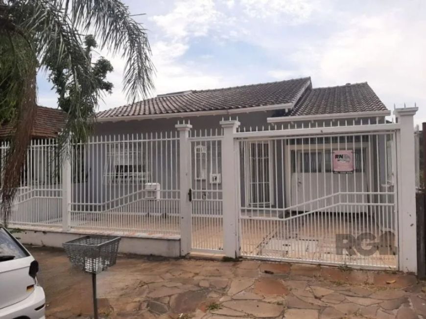 Casa à venda no bairro Sarandi, em Porto Alegre! Este amplo imóvel possui 281m² de área construída,