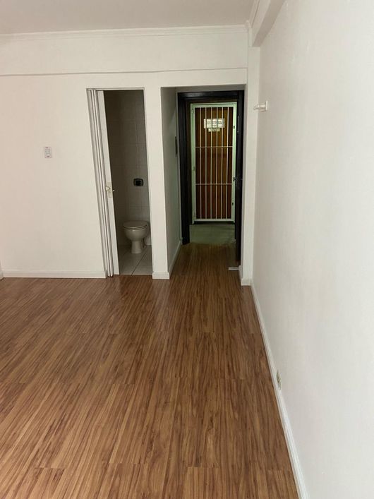 Sala completamente reformada, bx condominio, ensolarada, banheiro, torro Menor preço R$ 49.900 - POA