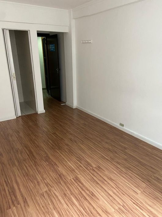 Sala completamente reformada, bx condominio, ensolarada, banheiro, torro Menor preço R$ 49.900 - POA