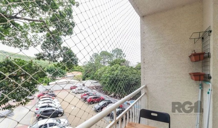 Ótimo apartamento no Condomínio Canto dos Pássaros, fundos, de 2 dormitórios, vaga e infra. Possui l