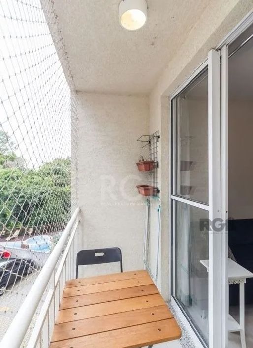 Ótimo apartamento no Condomínio Canto dos Pássaros, fundos, de 2 dormitórios, vaga e infra. Possui l