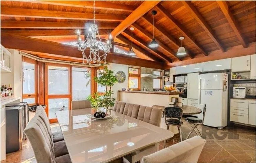 Linda casa semi mobiliada a venda , situada em um condomínio com infraestrutura completa de seguranç