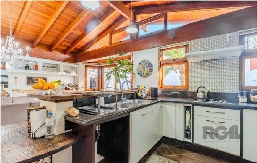 Linda casa semi mobiliada a venda , situada em um condomínio com infraestrutura completa de seguranç