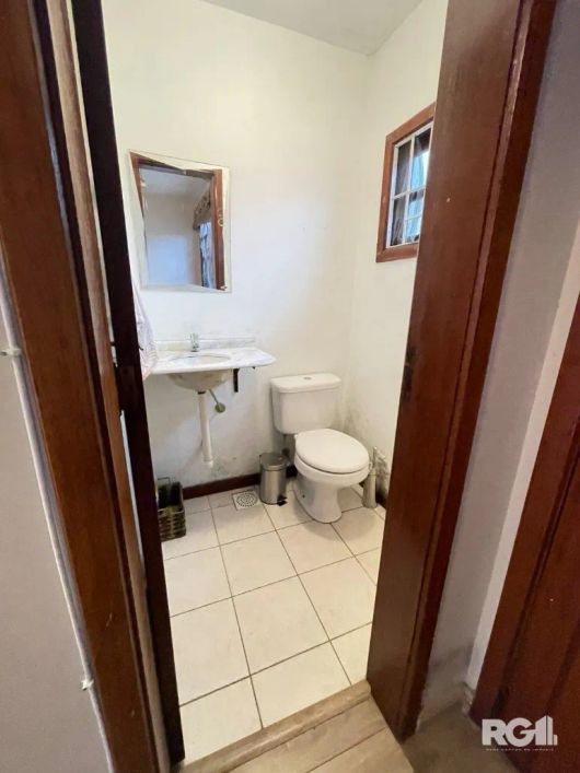 Lindo Sobrado de 3 andares no bairro Hípica*Primeiro pavimento- sala com piso laminado- Cozinha com