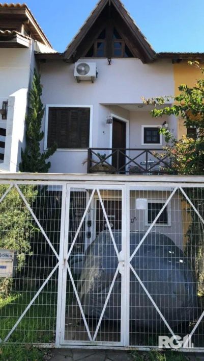 Lindo Sobrado de 3 andares no bairro Hípica*Primeiro pavimento- sala com piso laminado- Cozinha com