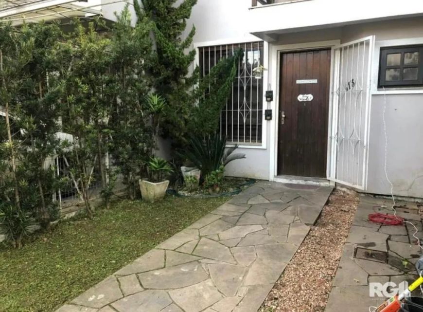 Lindo Sobrado de 3 andares no bairro Hípica*Primeiro pavimento- sala com piso laminado- Cozinha com