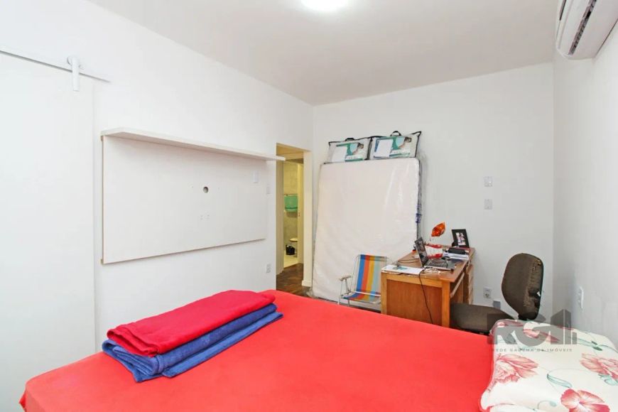 Apartamento reformado, com 2 dormitórios na Cidade Baixa, suíte e closet, living 2 ambientes, ampla