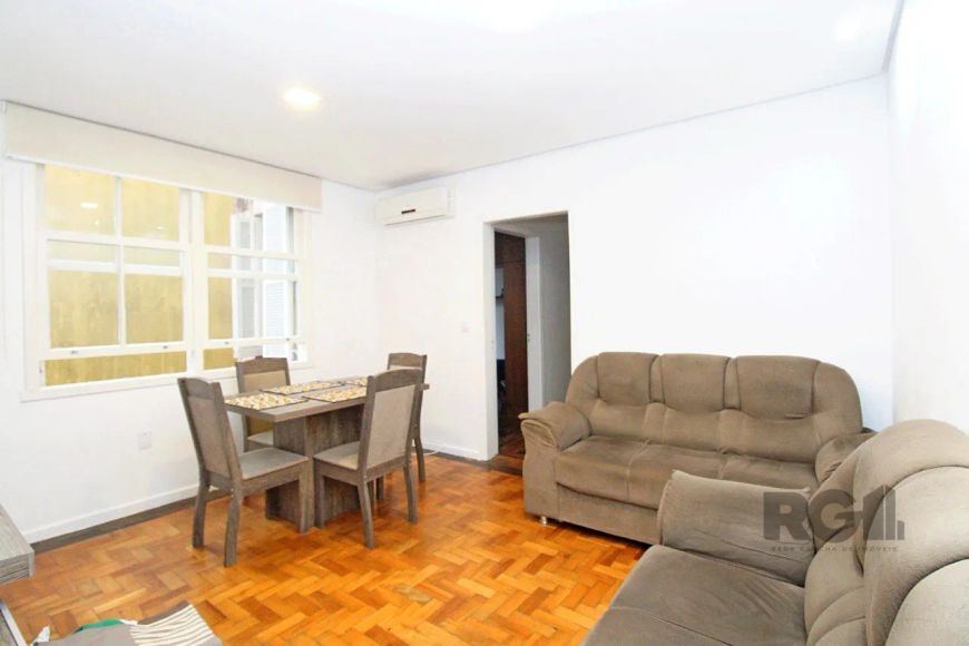Apartamento reformado, com 2 dormitórios na Cidade Baixa, suíte e closet, living 2 ambientes, ampla