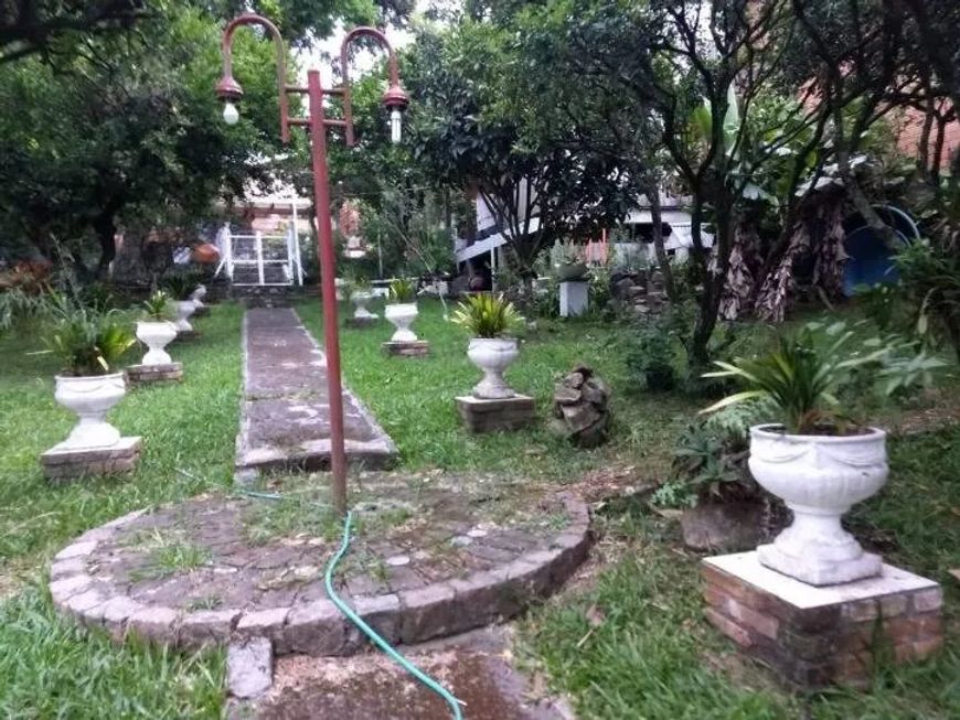 Casa com piscina , lago e pomar