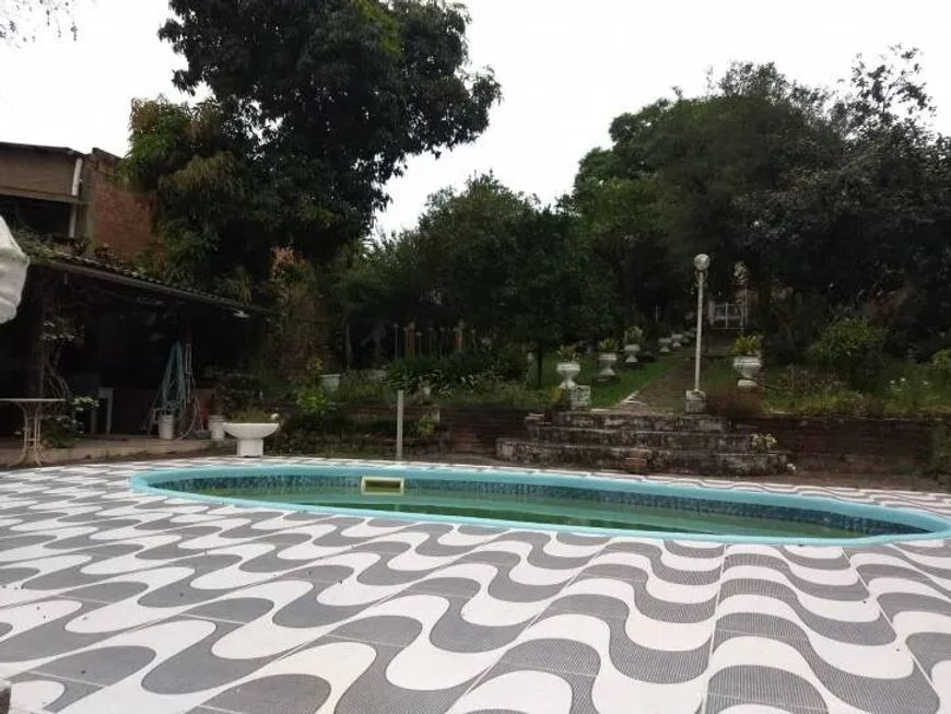 Casa com piscina , lago e pomar