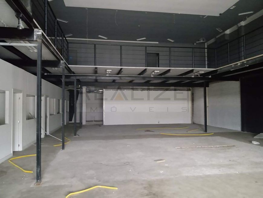 Pavilhão comercial com mezanino no bairro Partenon.