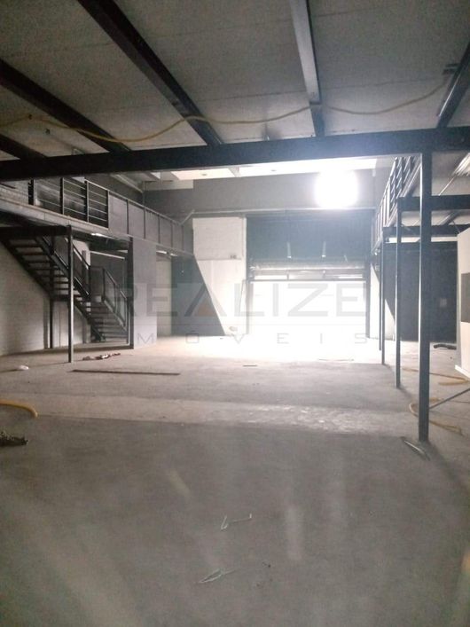 Pavilhão comercial com mezanino no bairro Partenon.