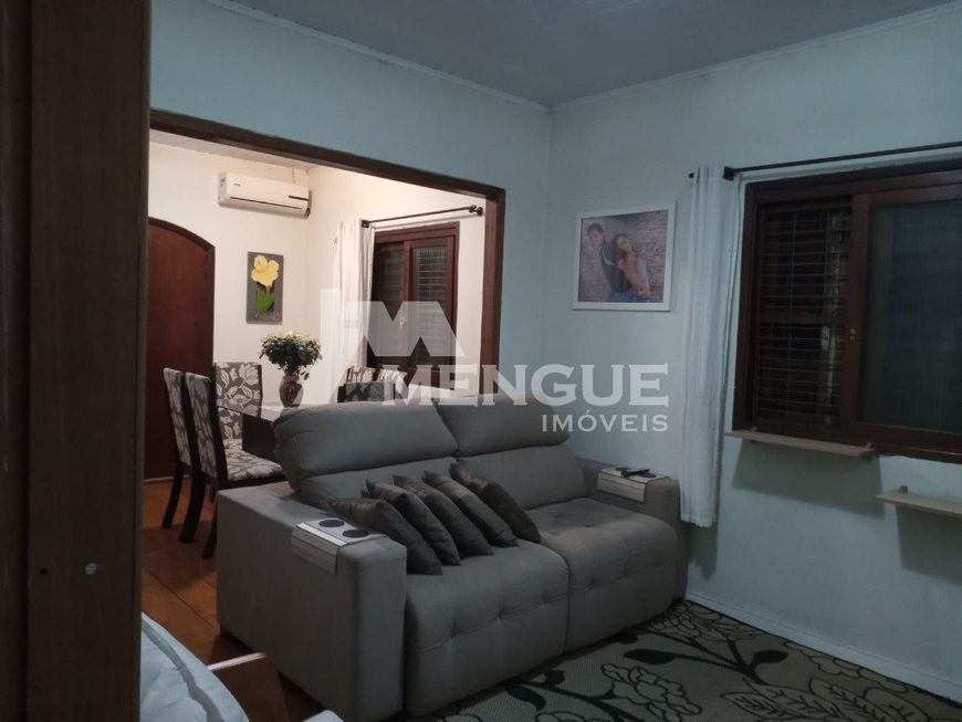 Casa 02 dormitórios com 02 vagas, a venda no Bairro Sarandi, por R$ 405.000,00