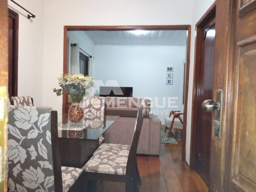 Casa 02 dormitórios com 02 vagas, a venda no Bairro Sarandi, por R$ 405.000,00
