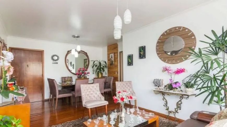 Apartamento à venda no Menino Deus com 80 m² e 2 dormitórios/quartos disponíveis.