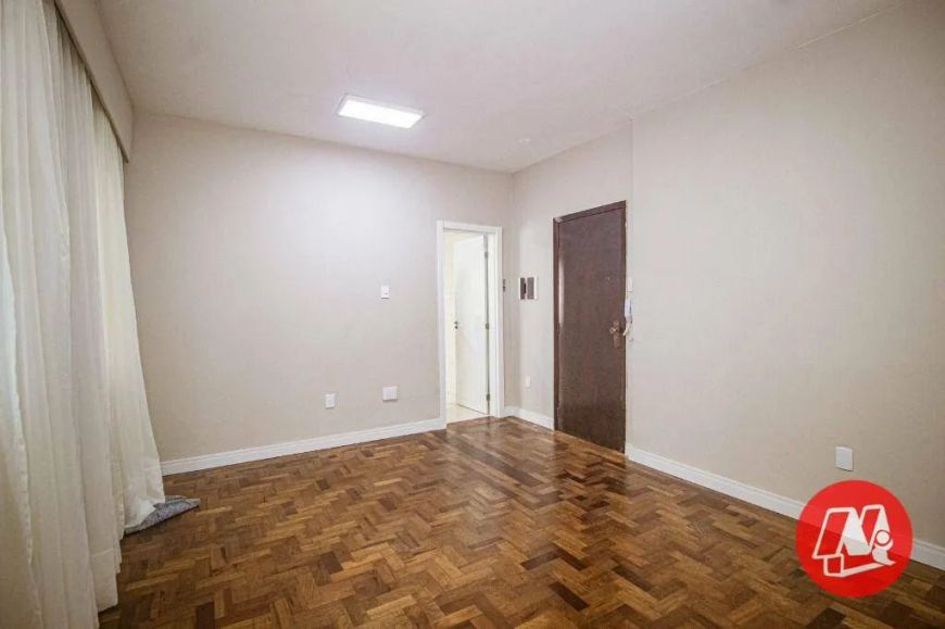 Na Borges de Medeiros,3 dormitórios, sacada e elevador