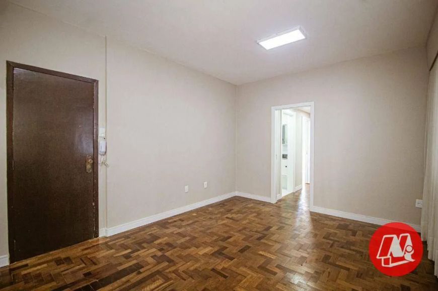 Na Borges de Medeiros,3 dormitórios, sacada e elevador