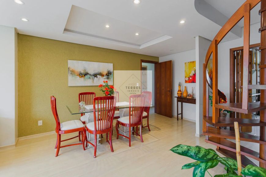 Duplex para venda possui 184 metros quadrados com 2 quartos em Jardim Lindóia - Porto Alegre - RS