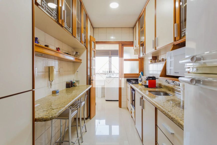 Duplex para venda possui 184 metros quadrados com 2 quartos em Jardim Lindóia - Porto Alegre - RS