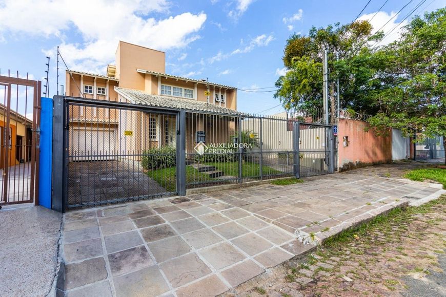 Casa de 3 quartos com suite, proximo a PUC, 240m2 úteis.