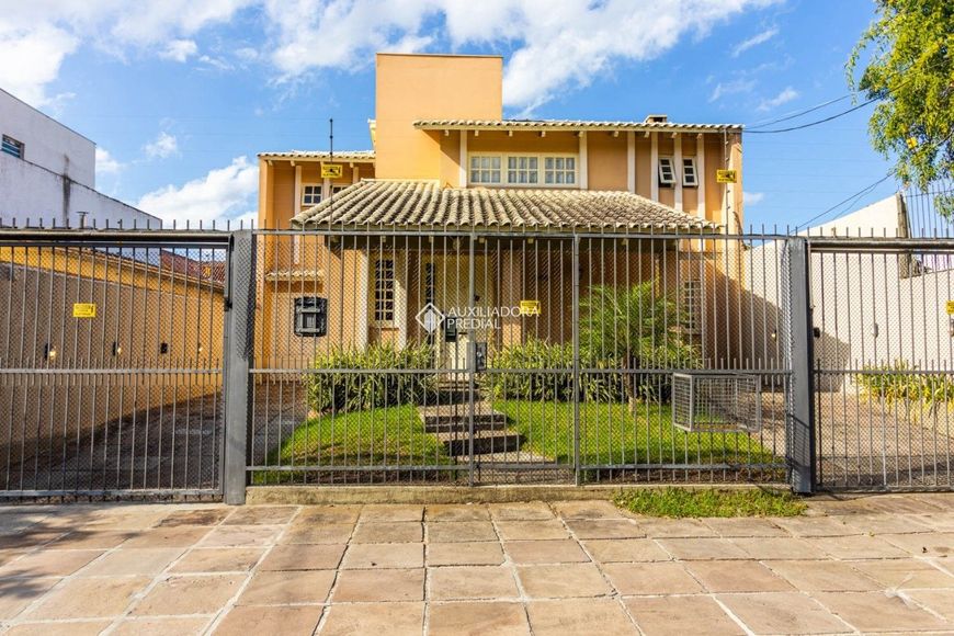 Casa de 3 quartos com suite, proximo a PUC, 240m2 úteis.