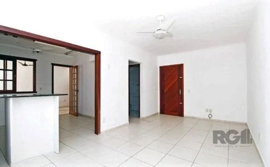 Ótima casa duplex em condomínio fechado no bairro Cristal, com 88m² privativos, de 3 dormitórios e v