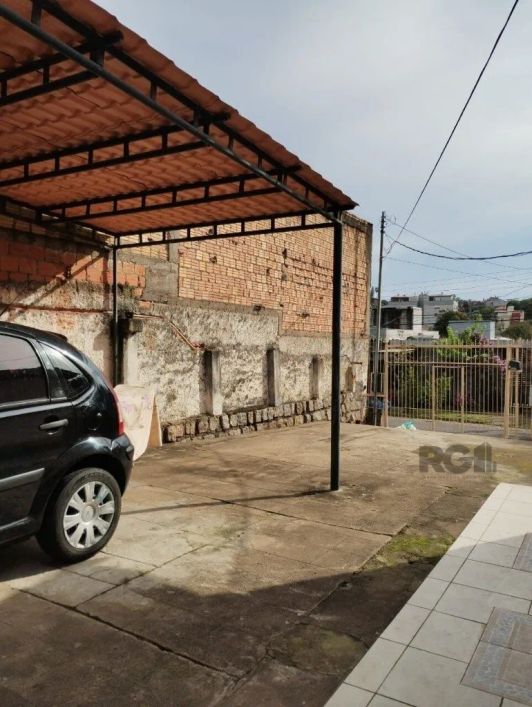 móvel diferenciado, terreno 11 m x 30 metros, totalizando 310 m². , com 3 casas de alvenaria. Com en