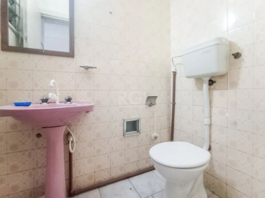 Duplex com 230m², no Bairro Três FigueirasImóvel comercial e residencial, com 02 box para carro!Acei