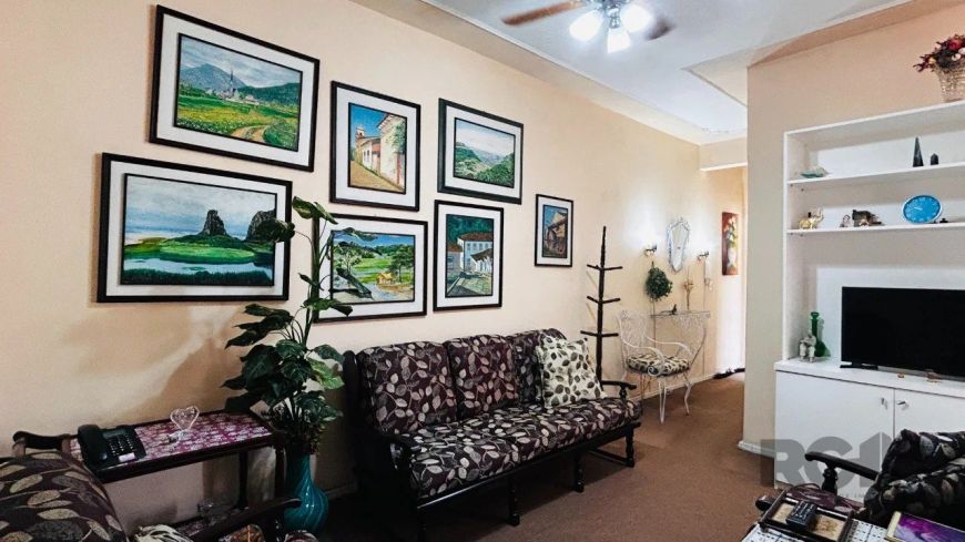 Apartamento 2 dormitórios com sacada, de frente, living dois ambientes, cozinha ampla, área de servi