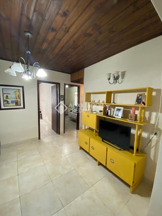 Casa térrea com área 380,16 total com 04 quartos, ampla cozinha, 02 banheiros sociais. Pátio da fr