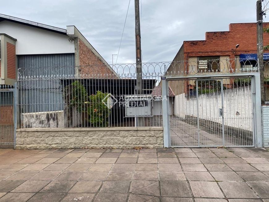 Casa térrea com área 380,16 total com 04 quartos, ampla cozinha, 02 banheiros sociais. Pátio da fr