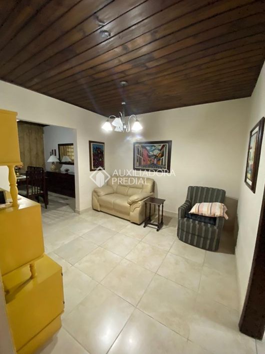 Casa térrea com área 380,16 total com 04 quartos, ampla cozinha, 02 banheiros sociais. Pátio da fr