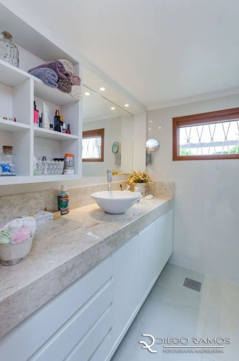 Casa residencial à venda no Menino Deus com 216 m² e 4 dormitórios/quartos disponíveis.