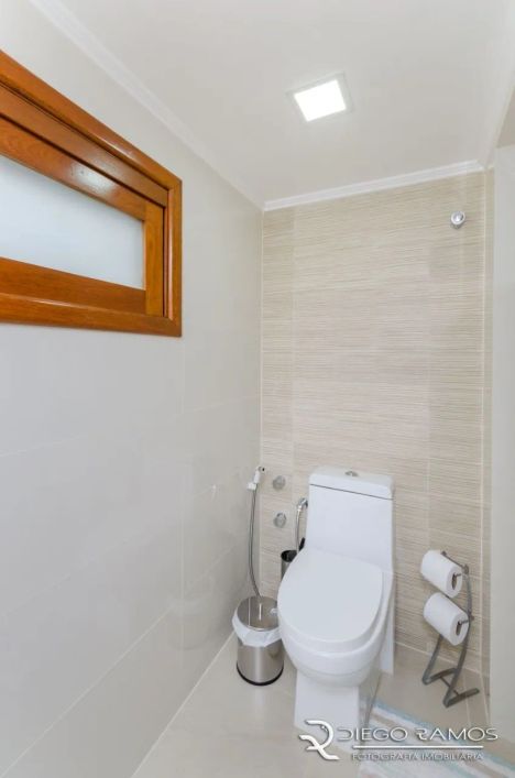 Casa residencial à venda no Menino Deus com 216 m² e 4 dormitórios/quartos disponíveis.