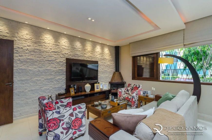 Casa residencial à venda no Menino Deus com 216 m² e 4 dormitórios/quartos disponíveis.