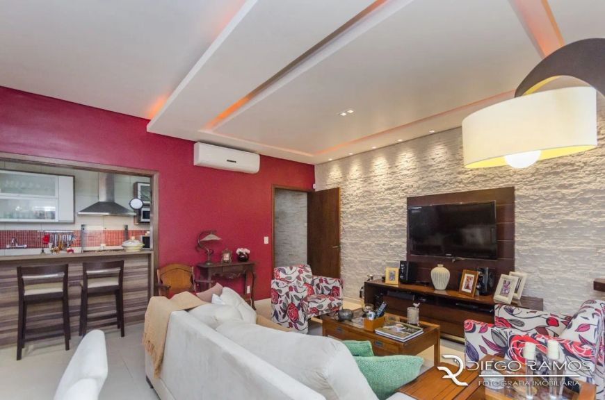 Casa residencial à venda no Menino Deus com 216 m² e 4 dormitórios/quartos disponíveis.