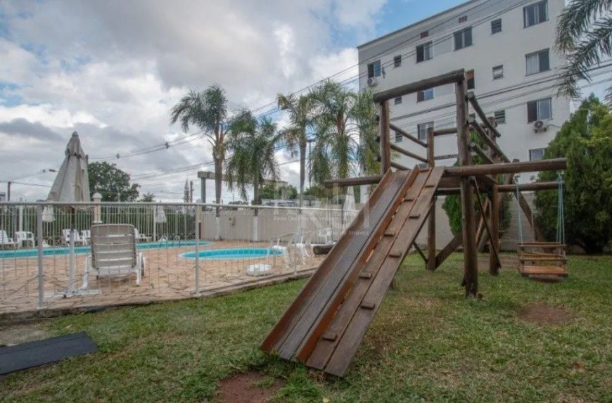 Casa em condomínio, com três dormitórios, sendo uma suíte, e três vagas descobertas de garagem. Loca