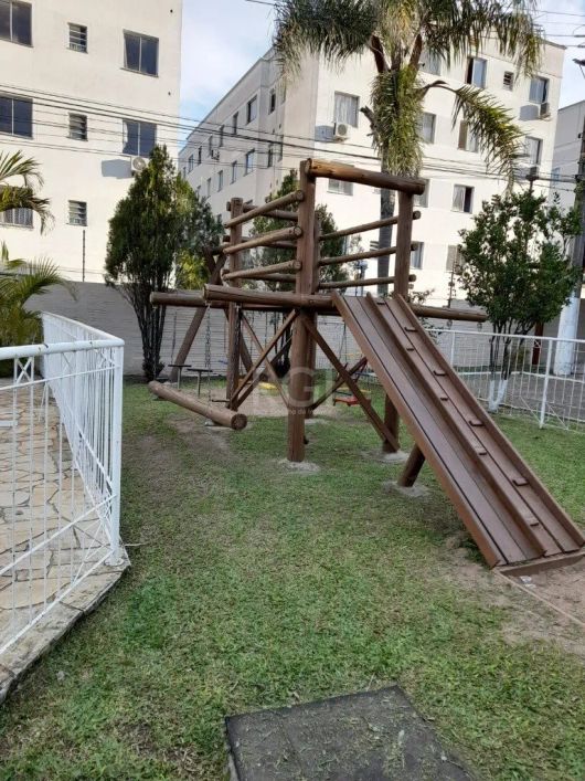 Casa em condomínio, com três dormitórios, sendo uma suíte, e três vagas descobertas de garagem. Loca