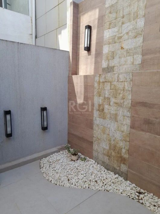 Casa em condomínio, com três dormitórios, sendo uma suíte, e três vagas descobertas de garagem. Loca