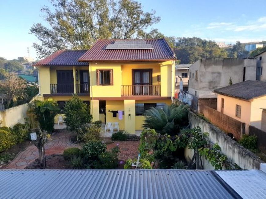 Casa em Porto Alegre, no bairro Nonoai, com 3 dormitório(s), e 3 banheiros, à venda.