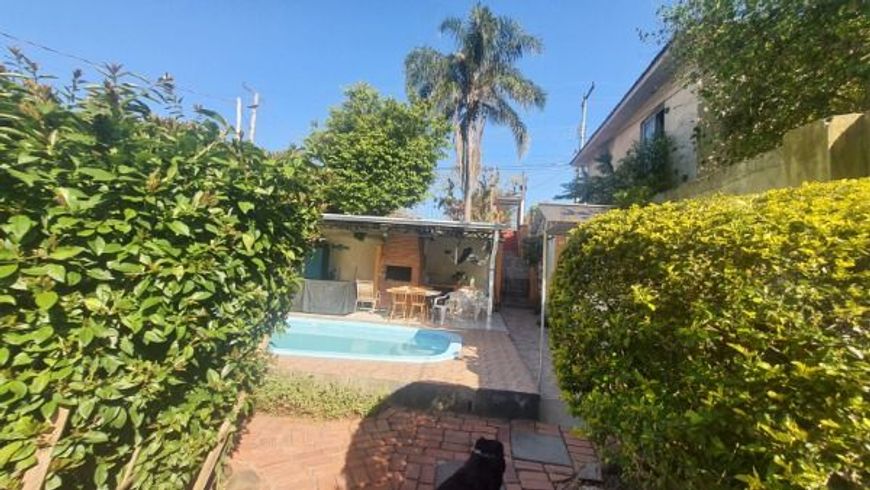 Casa em Porto Alegre, no bairro Nonoai, com 3 dormitório(s), e 3 banheiros, à venda.