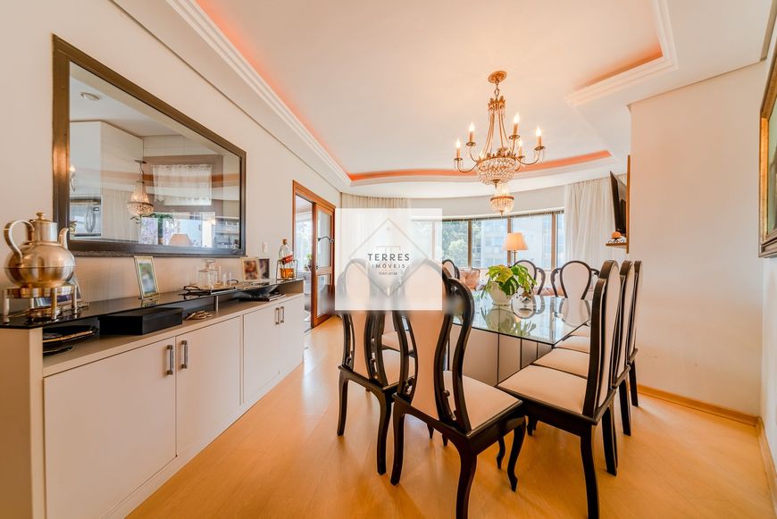 Apartamento para venda possui 108 metros quadrados com 3 quartos no bairro Rio Branco-POA-RS