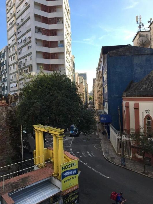 Rede Gaúcha de Imóveis vende Excelente apartamento de 01 dormitório, living de 2 ambientes, cozinha