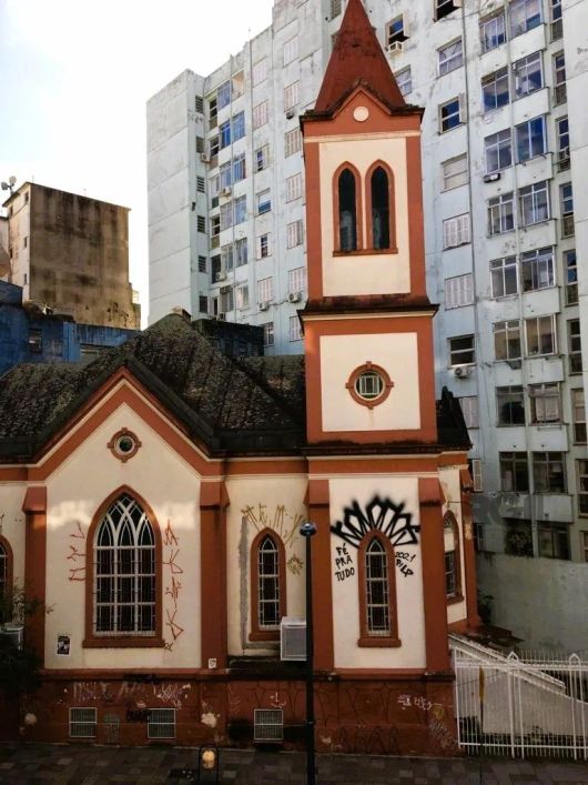 Rede Gaúcha de Imóveis vende Excelente apartamento de 01 dormitório, living de 2 ambientes, cozinha