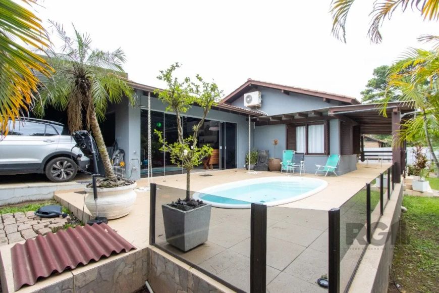 Descubra sua nova casa, localizada no bairro Hípica, em Porto Alegre. Com uma ampla área total de 52