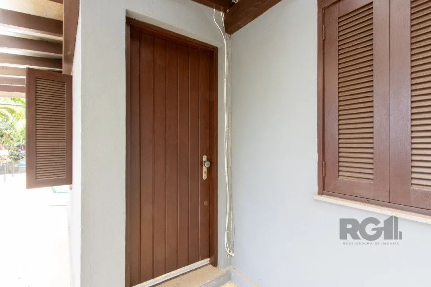 Descubra sua nova casa, localizada no bairro Hípica, em Porto Alegre. Com uma ampla área total de 52