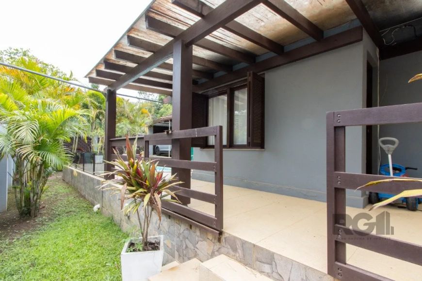 Descubra sua nova casa, localizada no bairro Hípica, em Porto Alegre. Com uma ampla área total de 52