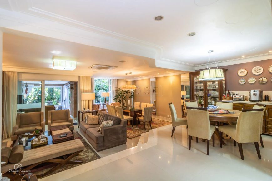 Casa com 4 dormitórios e 4 vagas no Três Figueiras