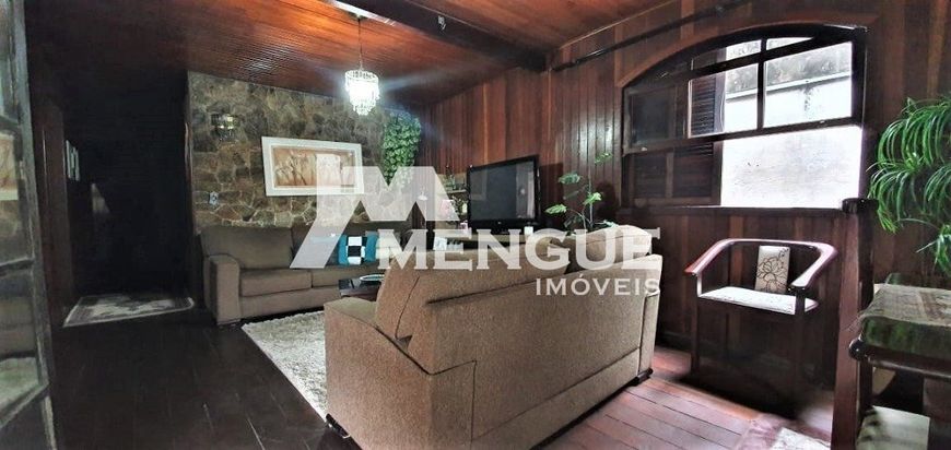 Casa com 6 dormitórios e 4 vagas de garagem, à venda no bairro Jardim Itu em Porto Alegre com 235m²
