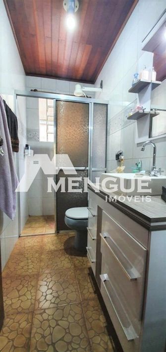 Casa com 6 dormitórios e 4 vagas de garagem, à venda no bairro Jardim Itu em Porto Alegre com 235m²